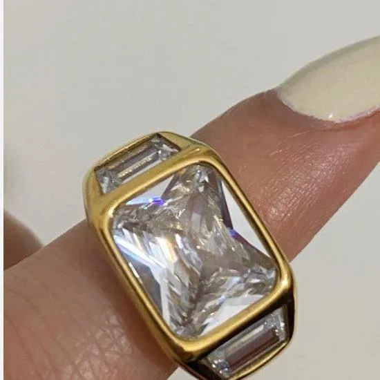 Gloria Crystal Ring